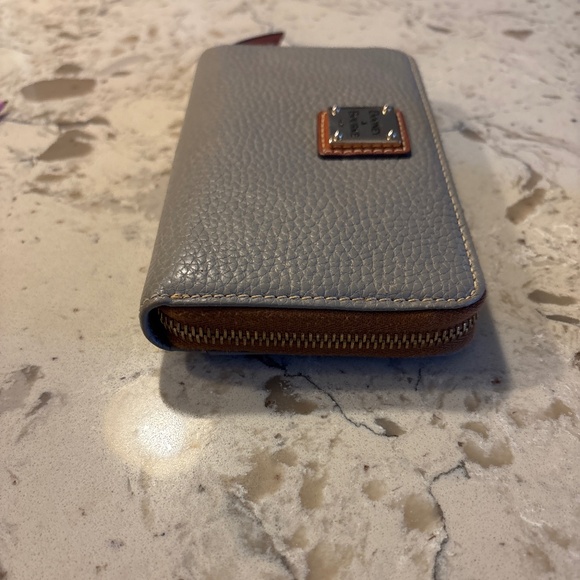 Dooney & Bourke Grey pebbled Grain Leather Zip Around Wallet - Picture 3 of 6